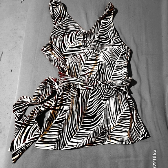 BCBGMaxAzria Wrap Top - Picture 3 of 3